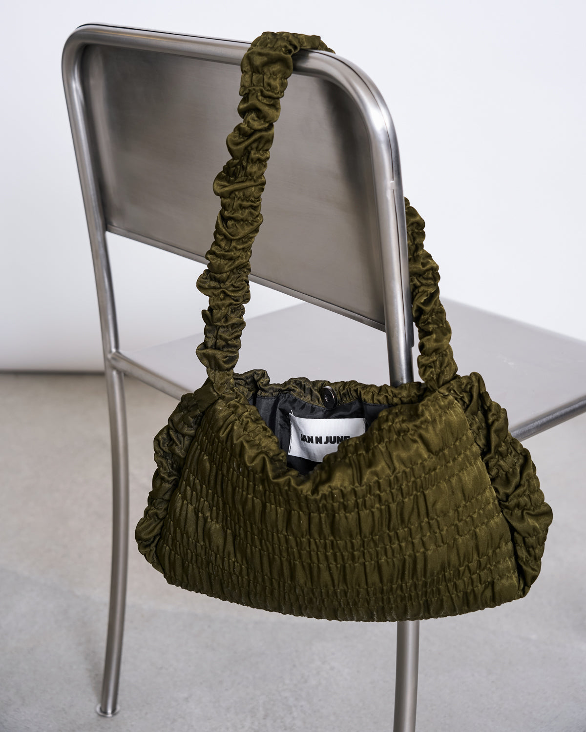 Ruffled Bag AVI